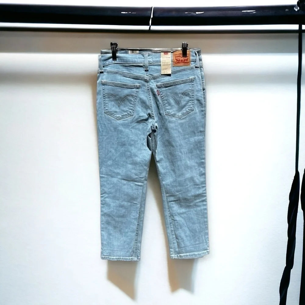 🌻NEW (w/tags) Levi's Light Wash Boyfriend Jeans Women's Size 4 or 27